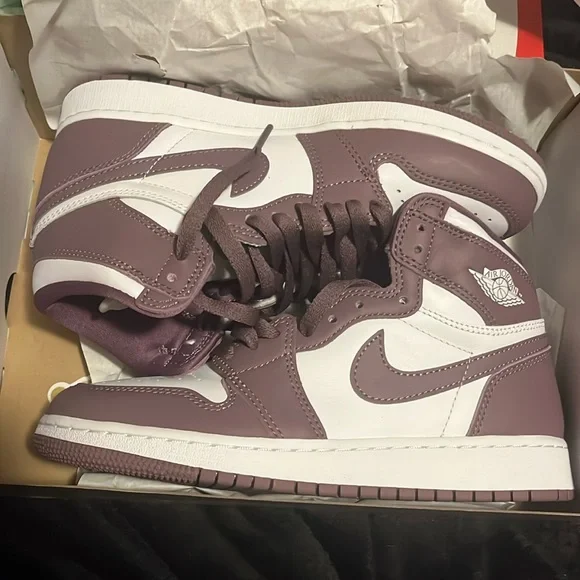 Jordan shoes they are brand new I got the wrong size I want to return this air jordan since I stupidly ordered  main image 2